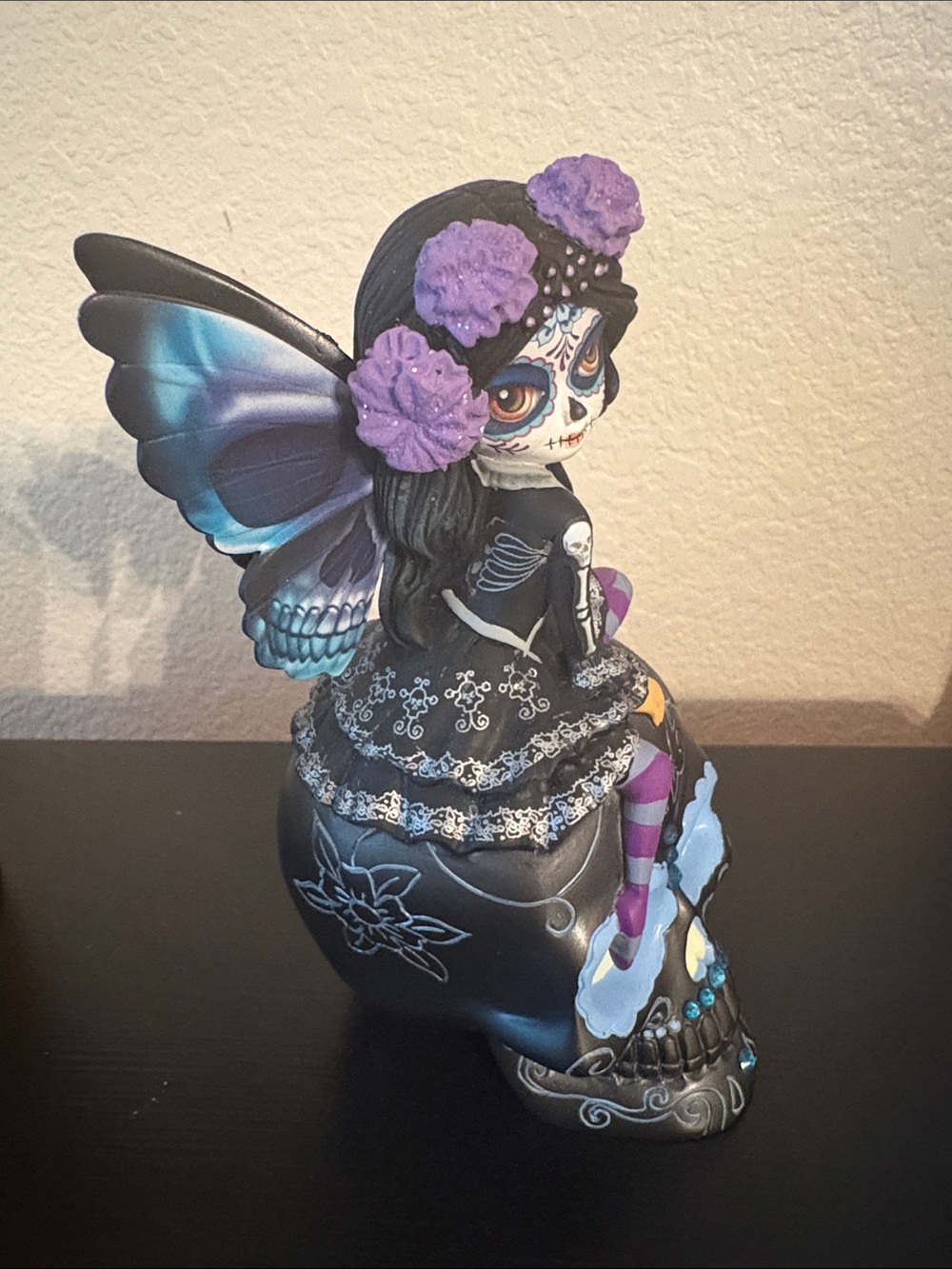 New Beautiful Hand-Painted Purple Dia de los Muertos Fairy on Skull Figurine - Picture 4 of 11